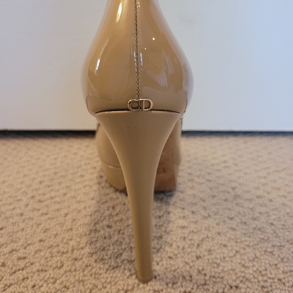 Christian Dior nude patent leather platform pumps - Picture 2 of 4